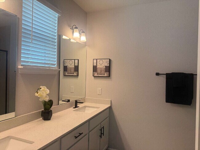 Building Photo - Modern 2-Bedroom Townhome with Garage Park...