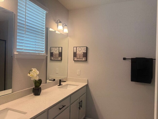 Building Photo - Modern 2-Bedroom Townhome with Garage Parking in the Heart of Jacksonville - Stylish Townhome – 1...