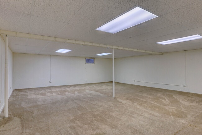 Building Photo - 547 Eichler Dr