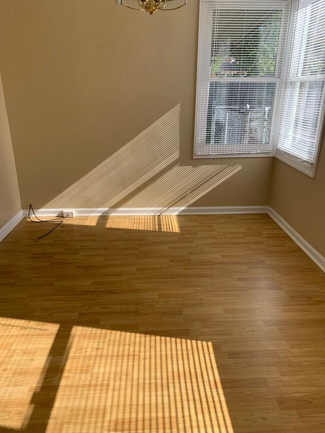 Building Photo - 2 Bedroom/1 bath Brick Duplex  Kingsport, TN