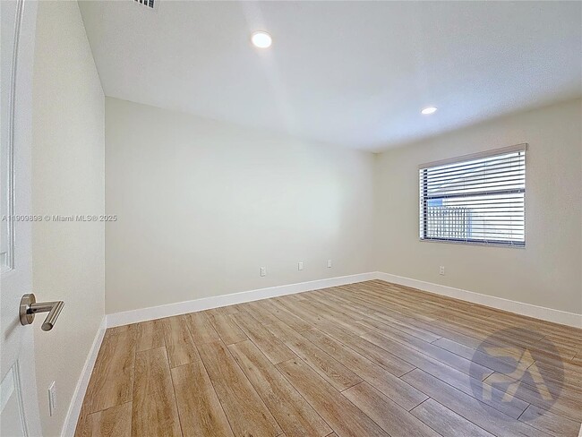 Building Photo - 15820 Sedgewyck Cir N