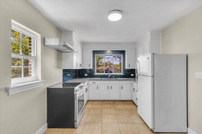 Building Photo - 2 bedroom off of Historic Victory Drive and minutes from Daffin Park