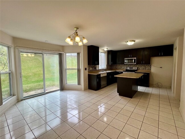 Building Photo - 188 Birchwood Trail Dr