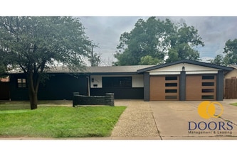 Building Photo - Beautifully Updated 3/2/2 with Open Concept and Tons of Storage!