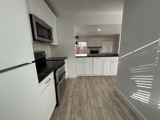 Building Photo - 1028 Bradley Square