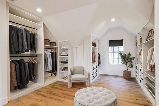 Building Photo - Chic Fully Renovated Luxury Home in the Burbank Hills!