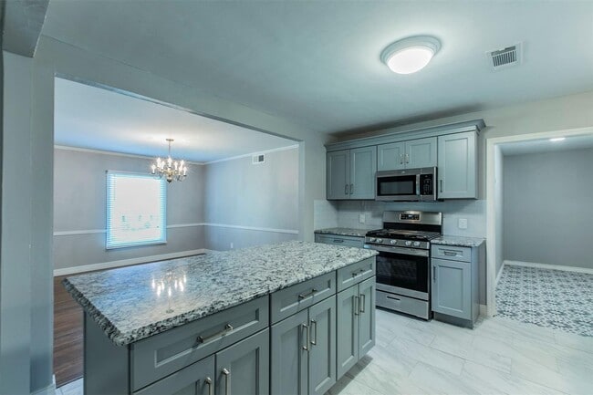 Building Photo - Updated home in Ridglea Hills reduced!