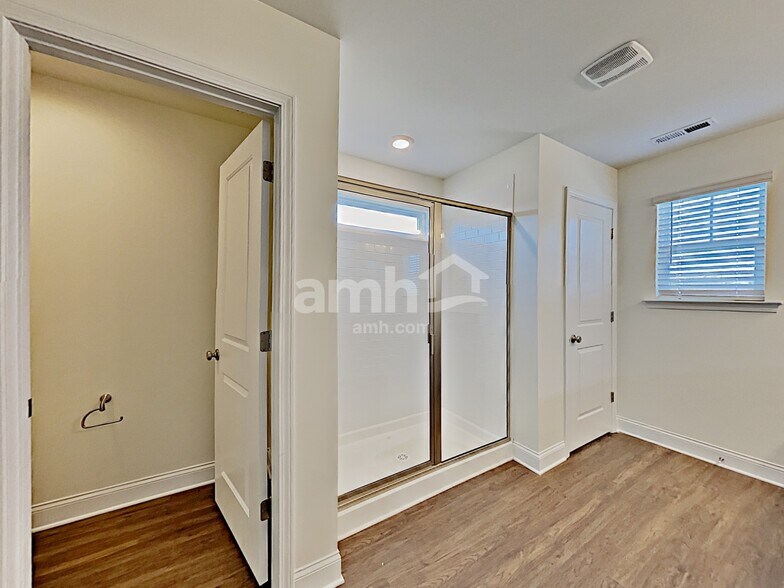 Building Photo - 204 Glenwood Dr