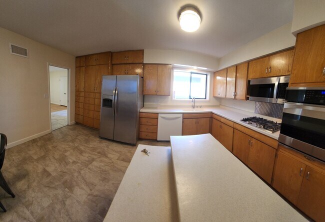 Building Photo - 5 Bedroom 3 bathroom in close proximity to POLY CAMPUS!