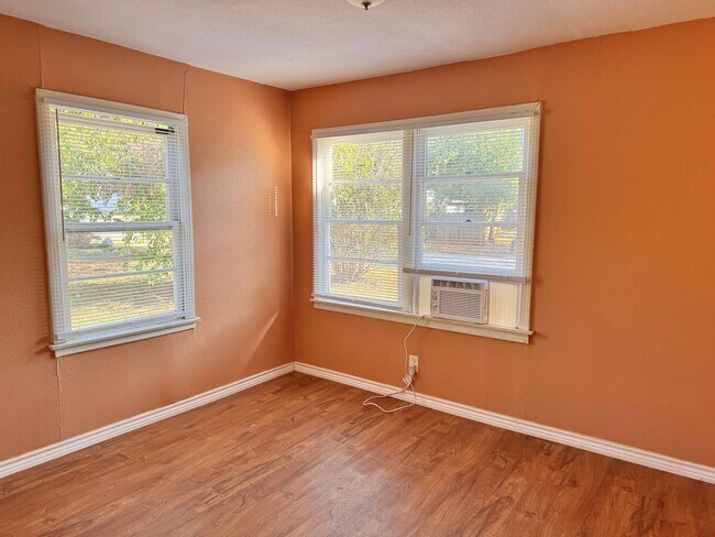 Building Photo - Affordable 2 Bed 1 Bath in Sunnyside Heights