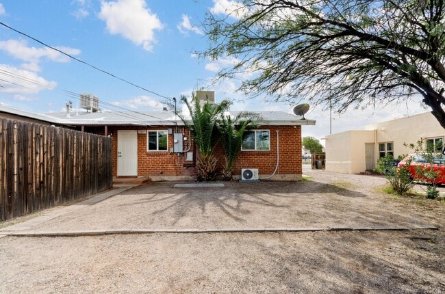 Building Photo - Recently Remodeled Gem! Steps Away from U of A Main Campus!
