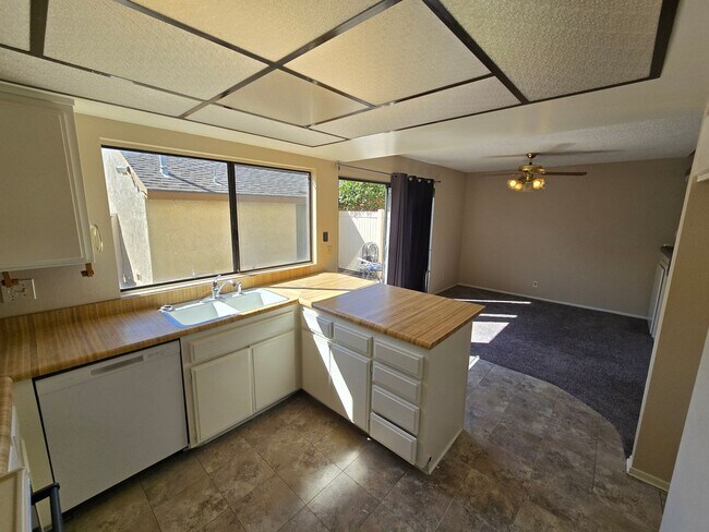 Building Photo - Fantastic 4 Bed, 3 Bath condo!
