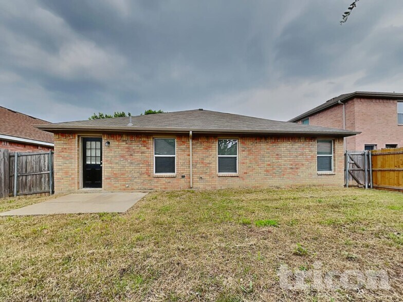 Building Photo - 5423 Sabine Ln