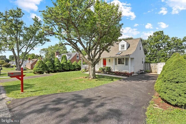 Building Photo - Picture-Perfect 2 Bedroom Home!