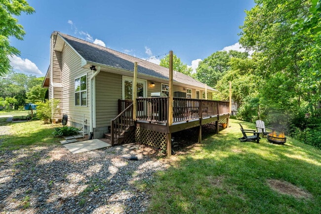 Building Photo - Mountain Lux Home - Centrally Located in Brevard! Furnished Mid- Term Rental Available from Novem...