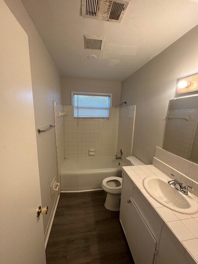 Building Photo - 3622 S Lakewood Dr
