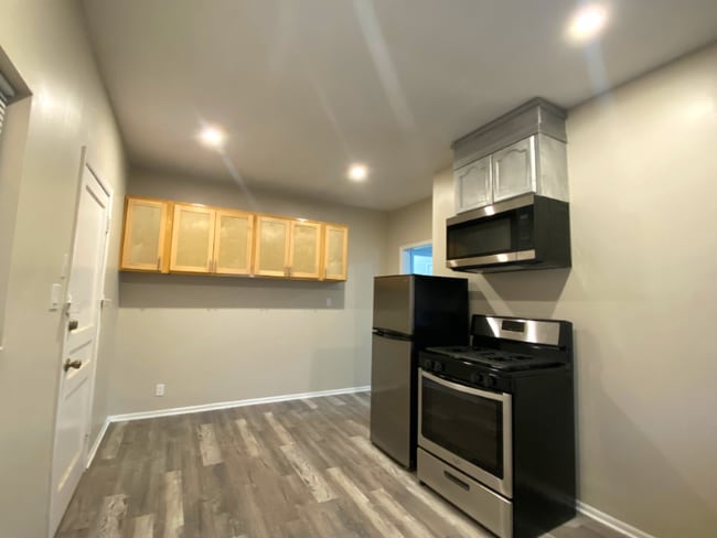 Kitchen - 2 - 4012 S Normandie Ave