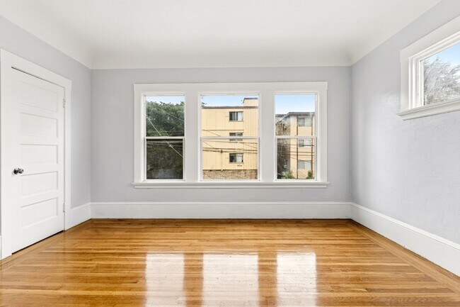 Building Photo - Fully Renovated 2 Bed, 1 Bath Oakland Home with In-Unit Laundry