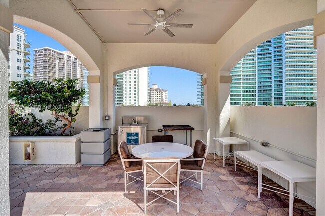 Building Photo - 20000 E Country Club Dr