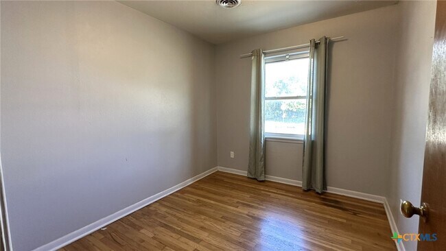 Building Photo - 1102 S 27th St