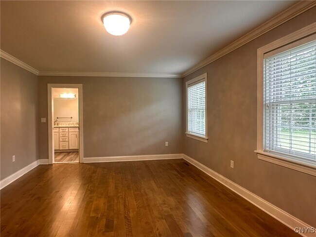 Building Photo - 97 1/2 Sanger Ave