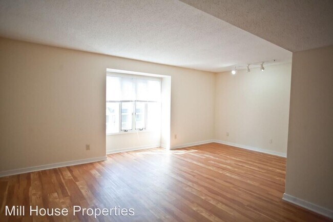Building Photo - Wonderful 4BR garden apartment a few block...