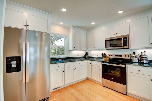 Building Photo - Seasonal Rental: Total Relaxation with Sou...