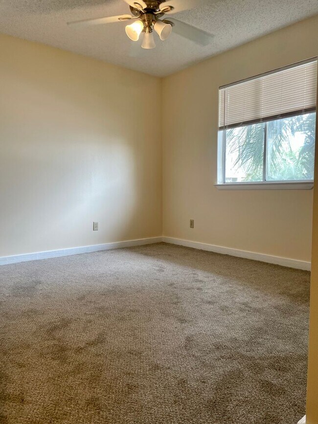 Building Photo - Walk to the Beach from this Ground Floor 1B/ 1B Long Term Rental on Holiday Isle in Destin