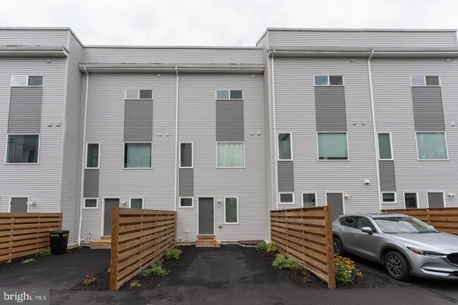 Building Photo - 1641 N Randolph St