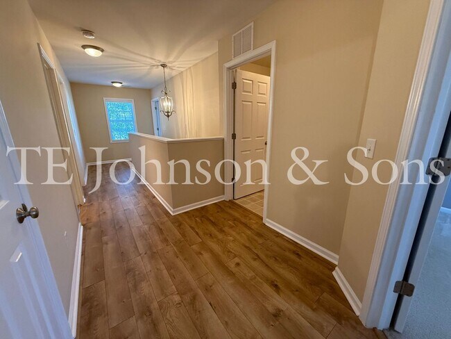 Building Photo - Spacious 4 Bedroom Home with Fenced Yard & Two Car Garage in Clemmons