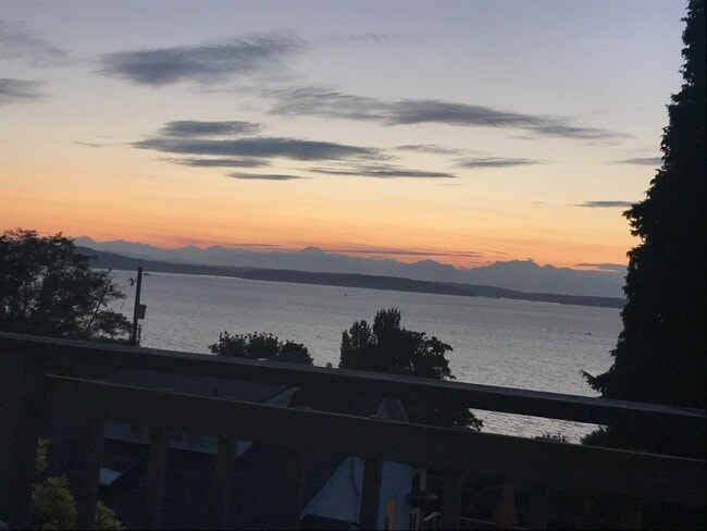 Building Photo - Stunning Sound & Olympic Mountain View Home in North Admiral