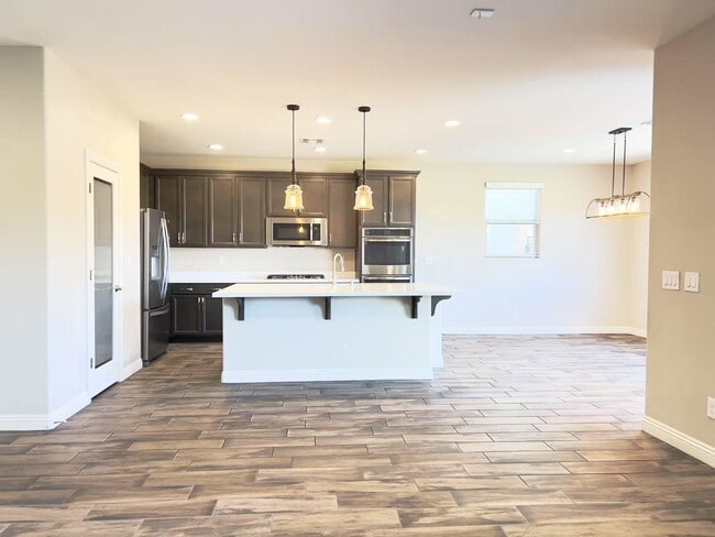 Building Photo - Unbelievable strip and mountain view House