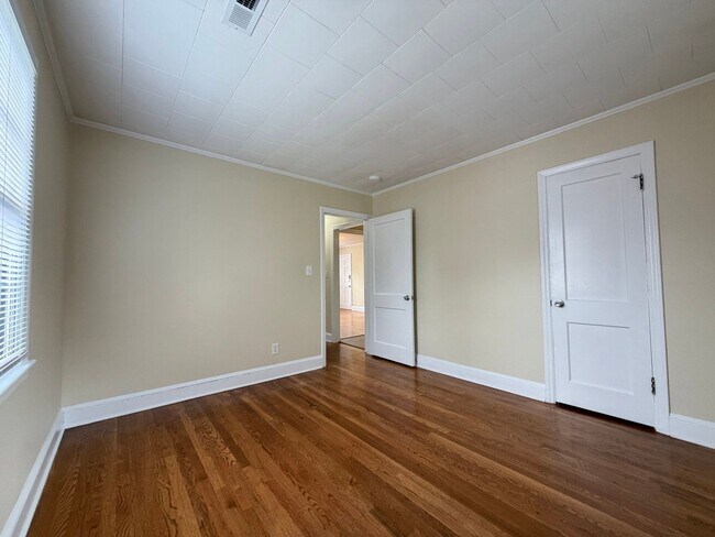 Building Photo - 452 Parkview Dr