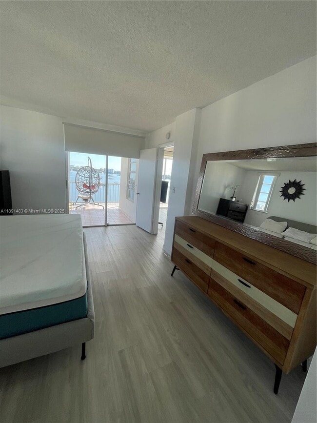 Building Photo - 2910 Point E Dr