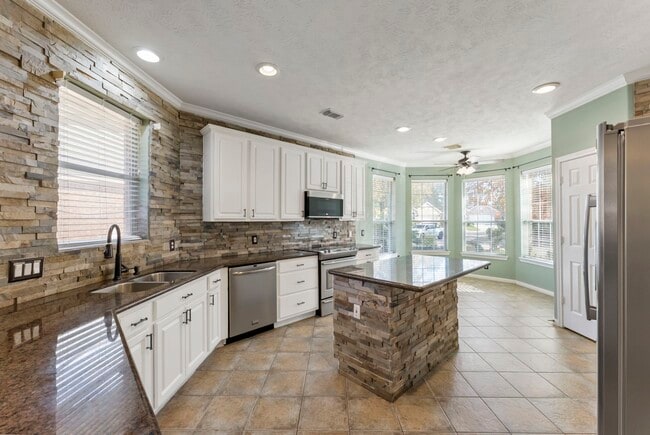 Building Photo - 11 S Bendrook Loop