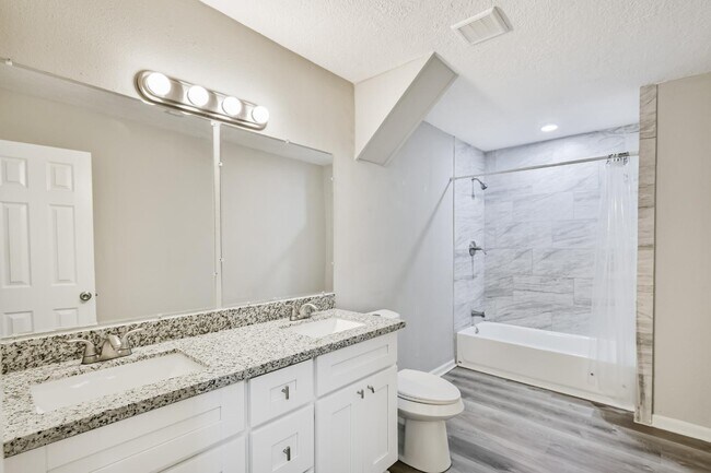 Building Photo - 305 Red Haven Dr