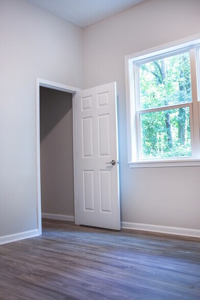 Building Photo - Room in Apartment on Stanton Rd SW