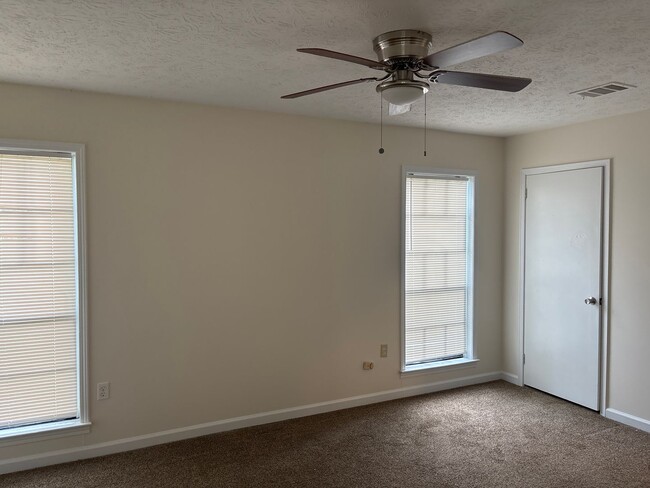 Building Photo - 5765 Hyde Park Dr