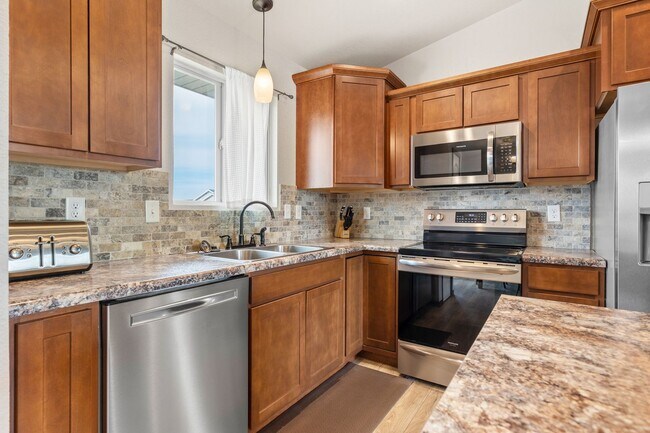 Building Photo - 4 BED | 3 BATH | DOUBLE GARAGE | RAPID VALLEY