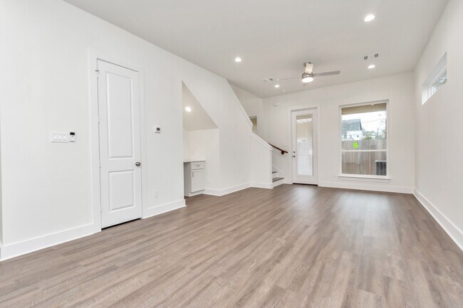 Primary Photo - 221 Cockerel St