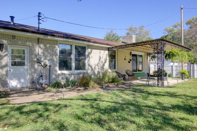 Building Photo - 2144 Pace Dr