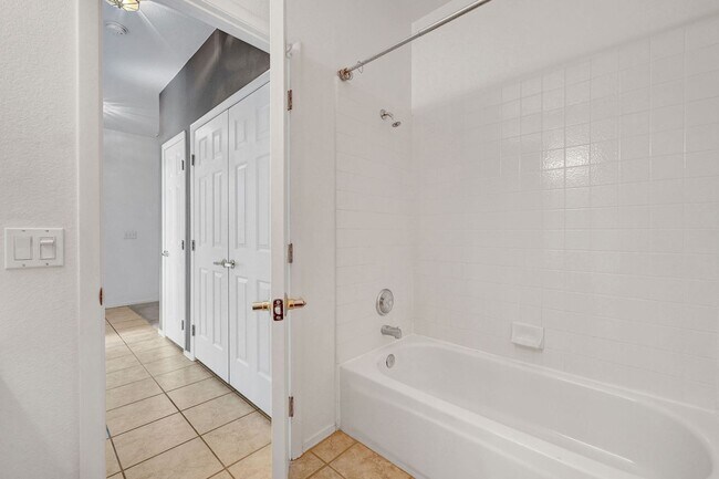 Building Photo - Great 2 bedroom 2 bathroom condo in gated community in Summerlin!