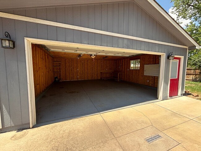 Building Photo - 3 Bed/2 Bath Ranch Home on Large Lot with Oversized Garage