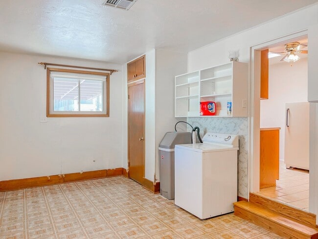Building Photo - Spacious 3 Bedroom 2 Bath Home on Corner Lot