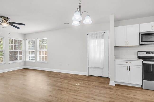 Building Photo - Beautiful 3/2 located in Central Mount Pleasant!