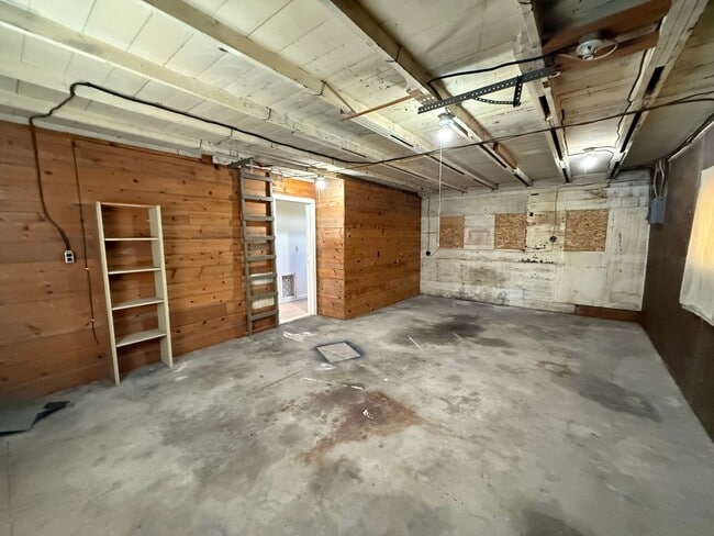 Building Photo - Pet Friendly! Central Air!