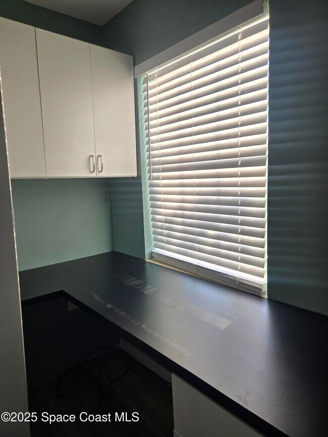 Building Photo - 0000 Pineapple Ave