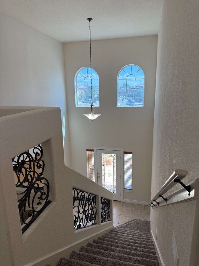 Building Photo - "Spacious 4-Bedroom Oasis with Granite Kit...
