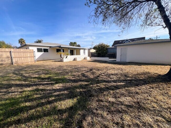 Building Photo - 4 Bedroom Home 2 Car Garage with Fenced Ya...