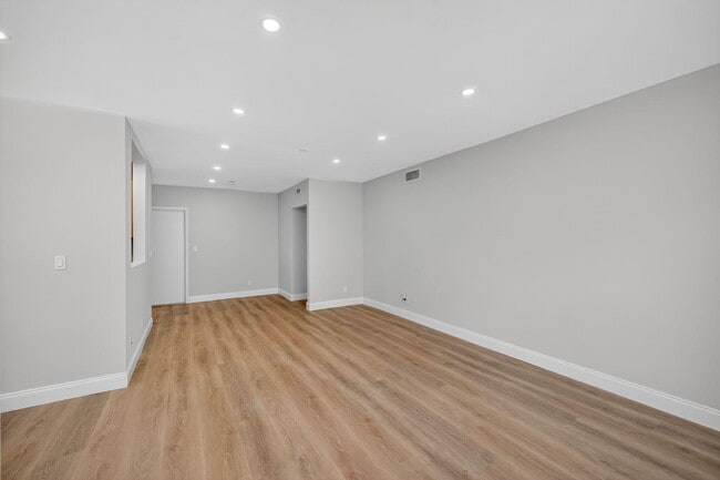 Building Photo - 2591 NE 55th Ct